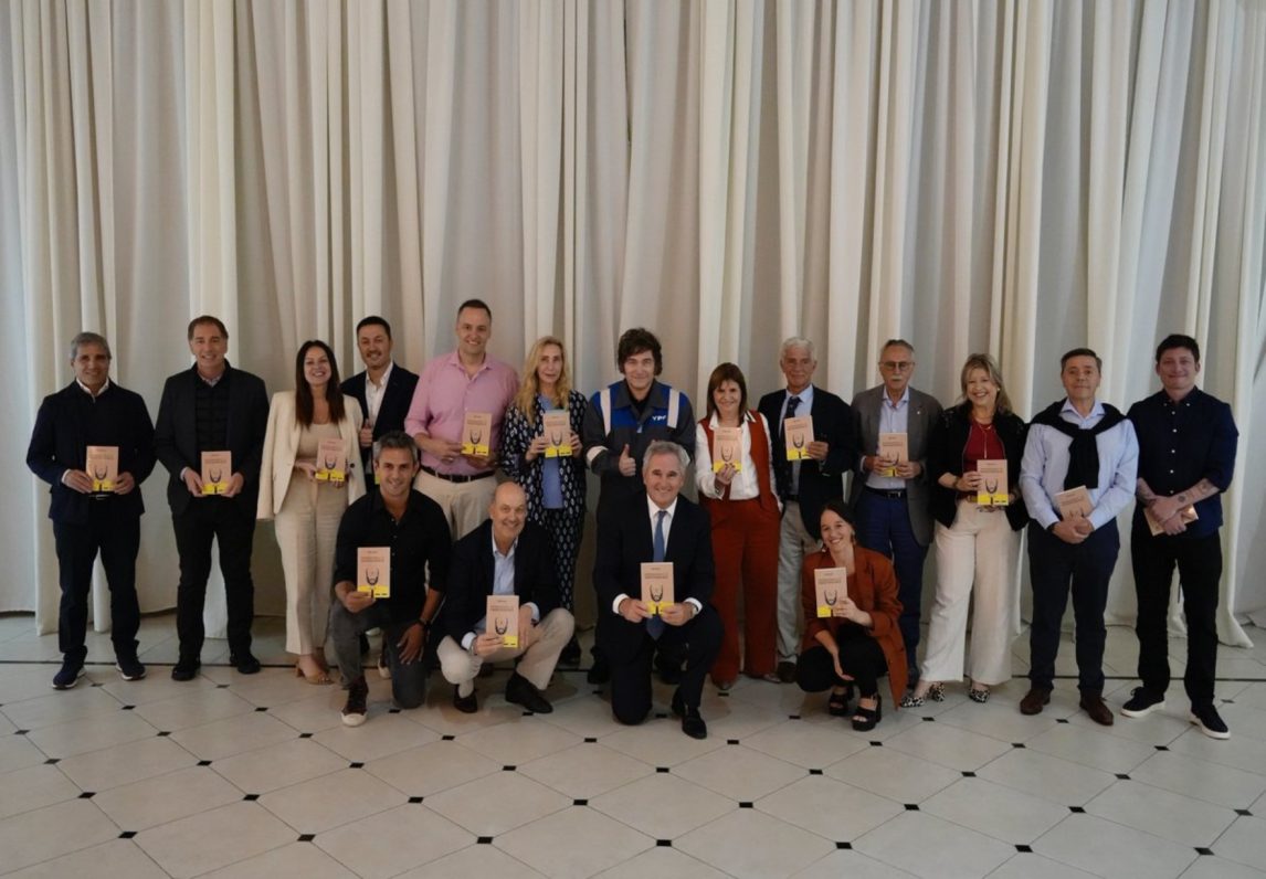 Cena en Olivos: Milei refuerza su doctrina con un regalo polémico y una foto de unidad