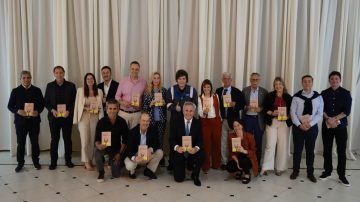 Cena en Olivos: Milei refuerza su doctrina con un regalo polémico y una foto de unidad