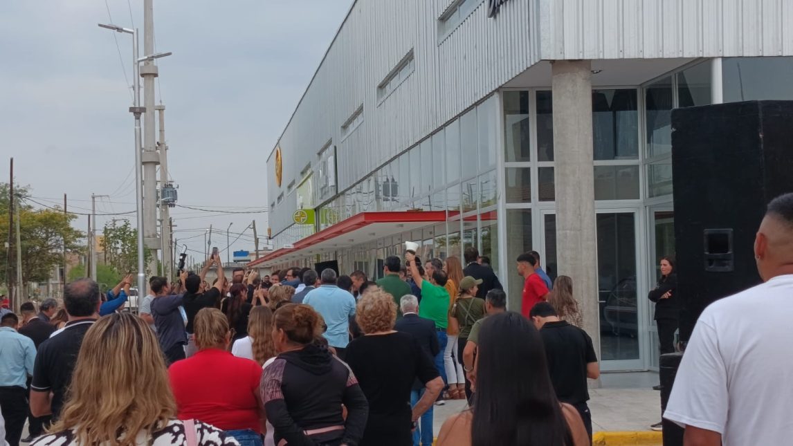 Cientos de vecinos asistieron a la inaguración del Centro Comercial Parque del Río