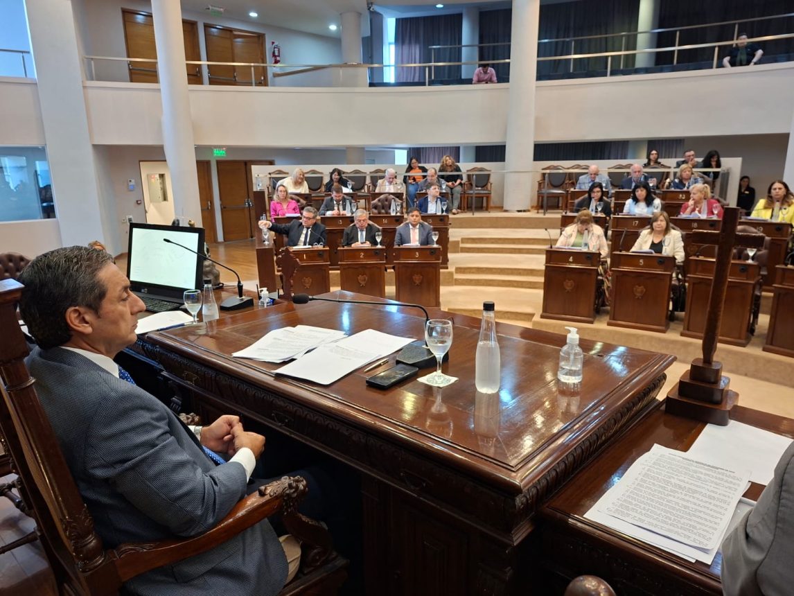 La Legislatura santiagueña ratificó el derecho a la vivienda digna y despidió a diputados salientes