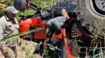 IMPACTANTE | Un tractor cayó dentro de una alcantarilla y su conductor se salvó de milagro