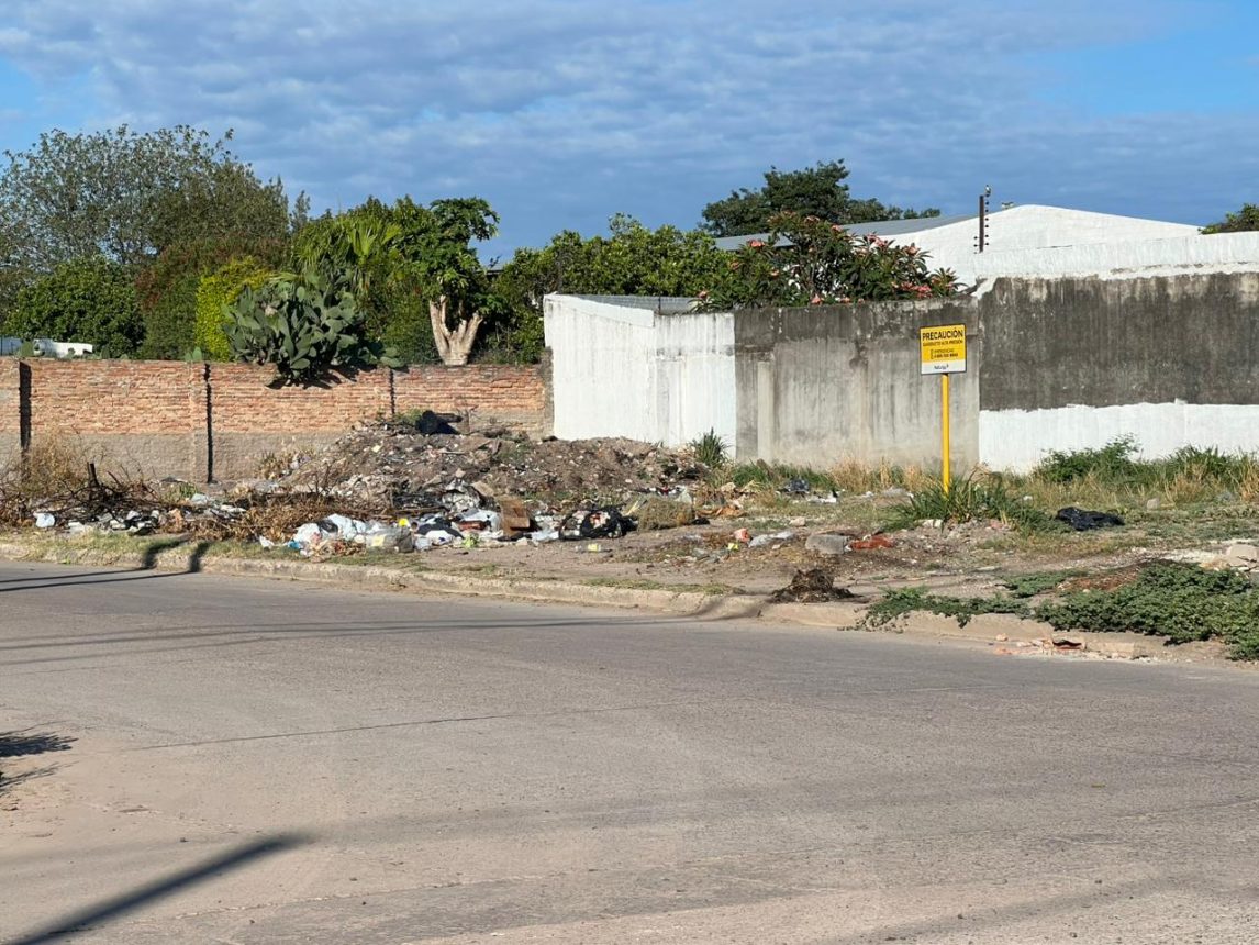 Vecinos de barrio San Martín advierten por un basural y fogatas en un terreno baldío
