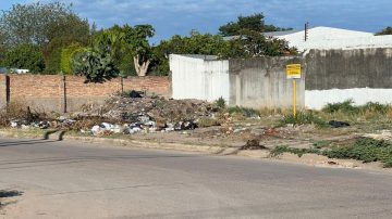 Vecinos de barrio San Martín advierten por un basural y fogatas en un terreno baldío