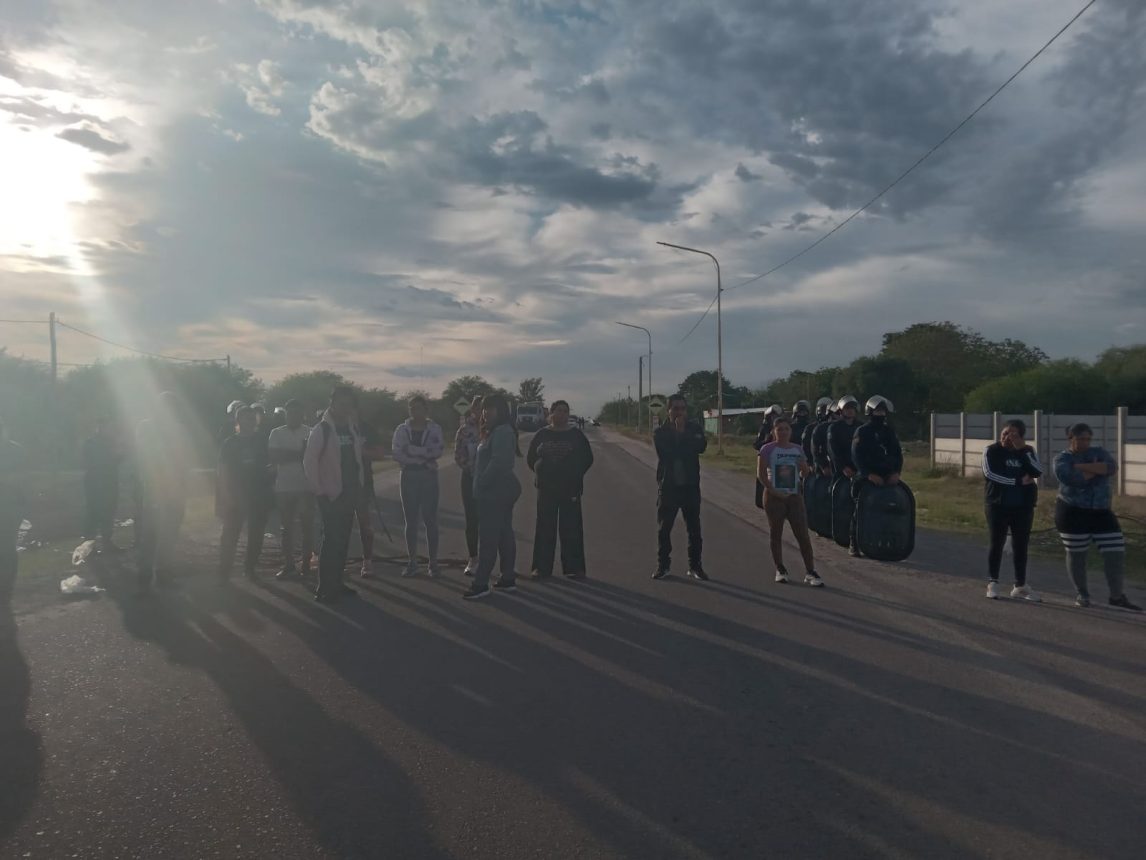 Vecinos de Los Quiroga protestan sobre la Ruta 8 tras la muerte de un adolescente: piden lomadas, iluminación y seguridad vial