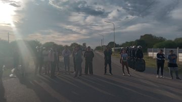 Vecinos de Los Quiroga protestan sobre la Ruta 8 tras la muerte de un adolescente: piden lomadas, iluminación y seguridad vial