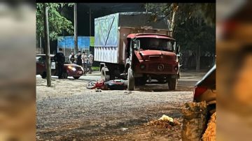 Monte Quemado: un repartidor chocó contra un camión y sufrió gravísimas heridas