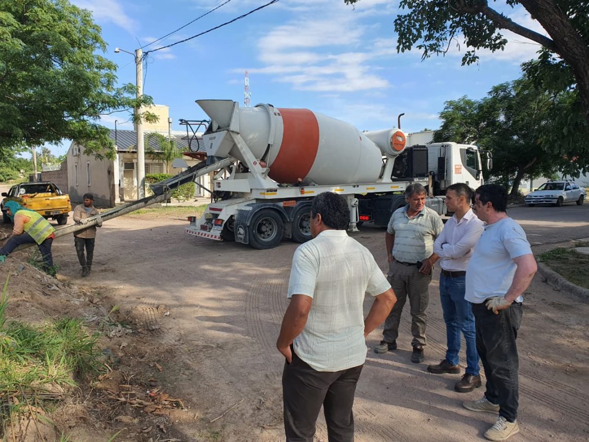 Construyen un nuevo puente sobre el canal del ejido en Fernández