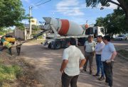 Construyen un nuevo puente sobre el canal del ejido en Fernández