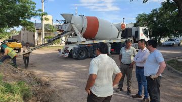 Construyen un nuevo puente sobre el canal del ejido en Fernández