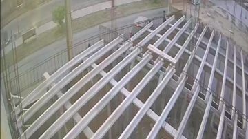 Relato salvaje en la Avenida Colón: Conductora pasó “muy cerca” a un motociclista; la siguió y quiso pegarle