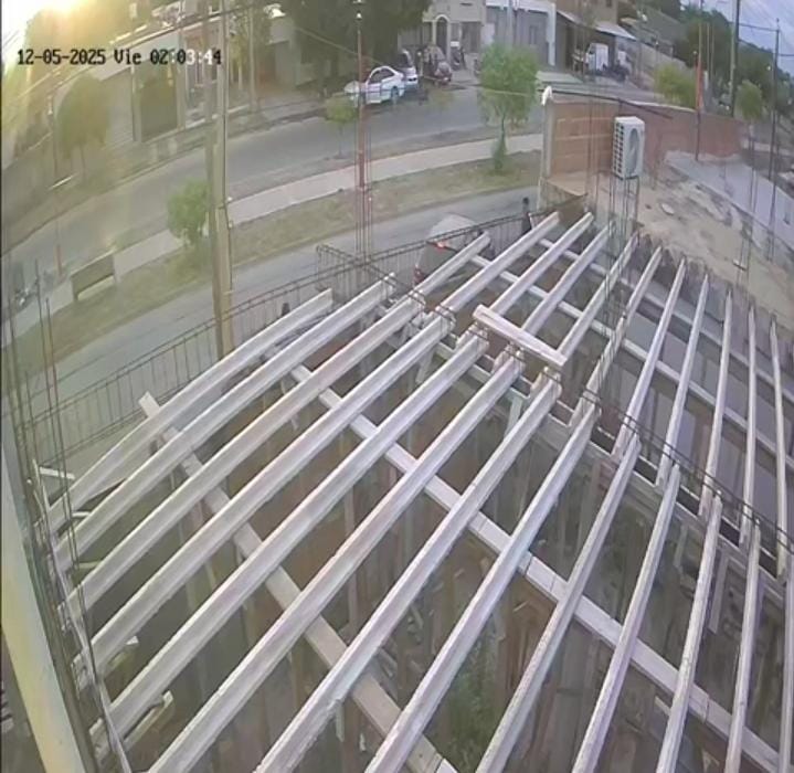 Relato salvaje en la Avenida Colón: Conductora pasó “muy cerca” a un motociclista; la siguió y quiso pegarle