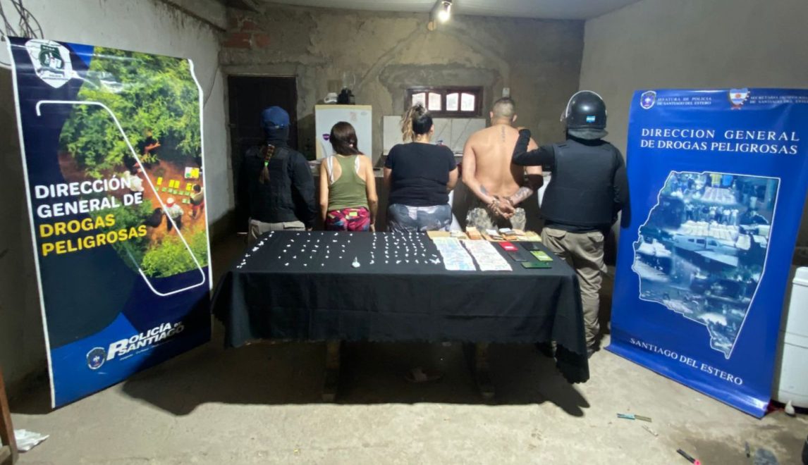 Barrio Santa Rosa de Lima: detienen a tres personas, secuestran cocaína y más de dos millones de pesos