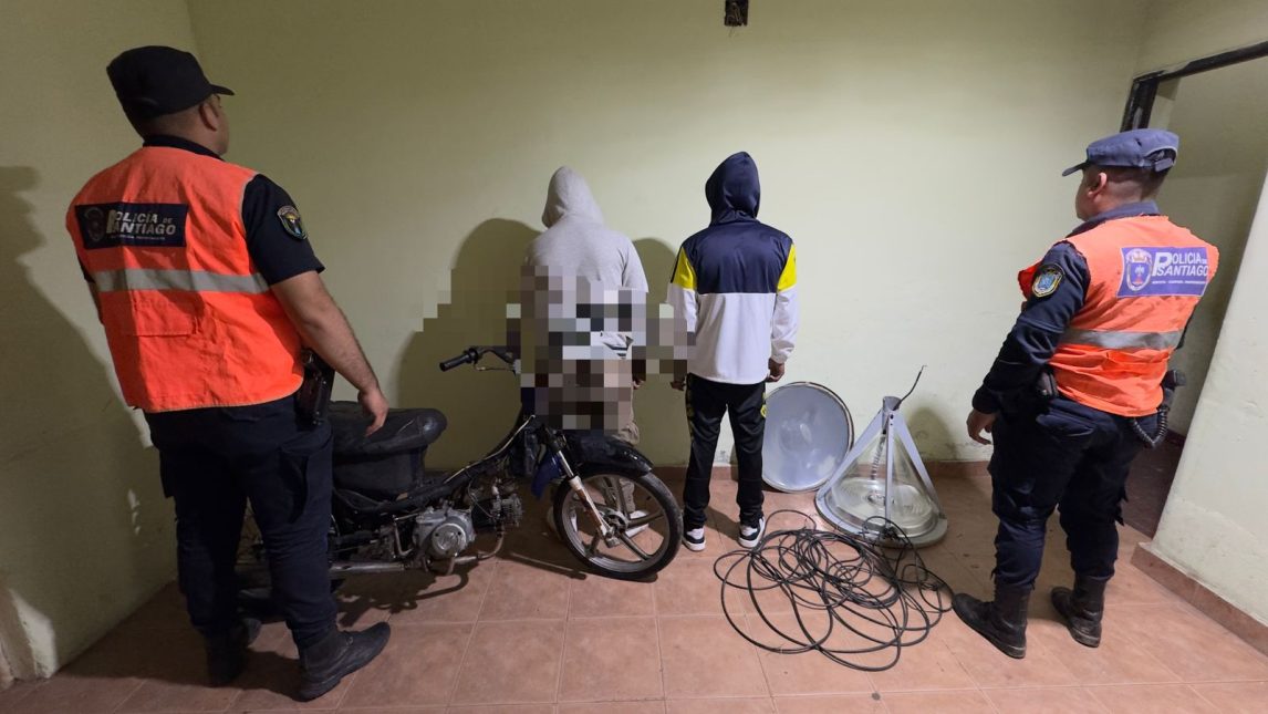 La policía frustró el robo de farolas en una plaza y detuvo a los autores