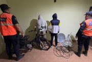 La policía frustró el robo de farolas en una plaza y detuvo a los autores