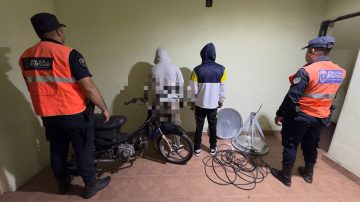 La policía frustró el robo de farolas en una plaza y detuvo a los autores