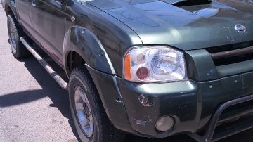 Motociclista y acompañante sin cascos, lesionados tras impactar contra una camioneta