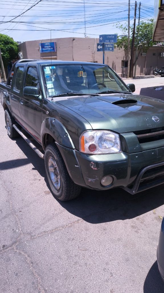 Motociclista y acompañante sin cascos, lesionados tras impactar contra una camioneta