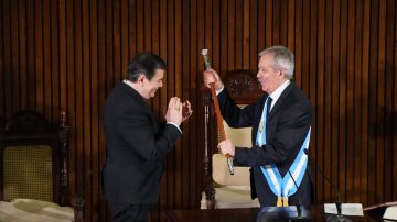 Zamora entregó el mando a Elías Suárez, el nuevo gobernador de la provincia