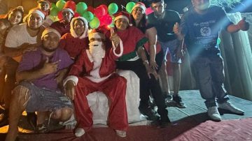 Papá Noel de caravana: la iniciativa familiar que lleva regalos y sonrisas a miles de niños por toda la ciudad