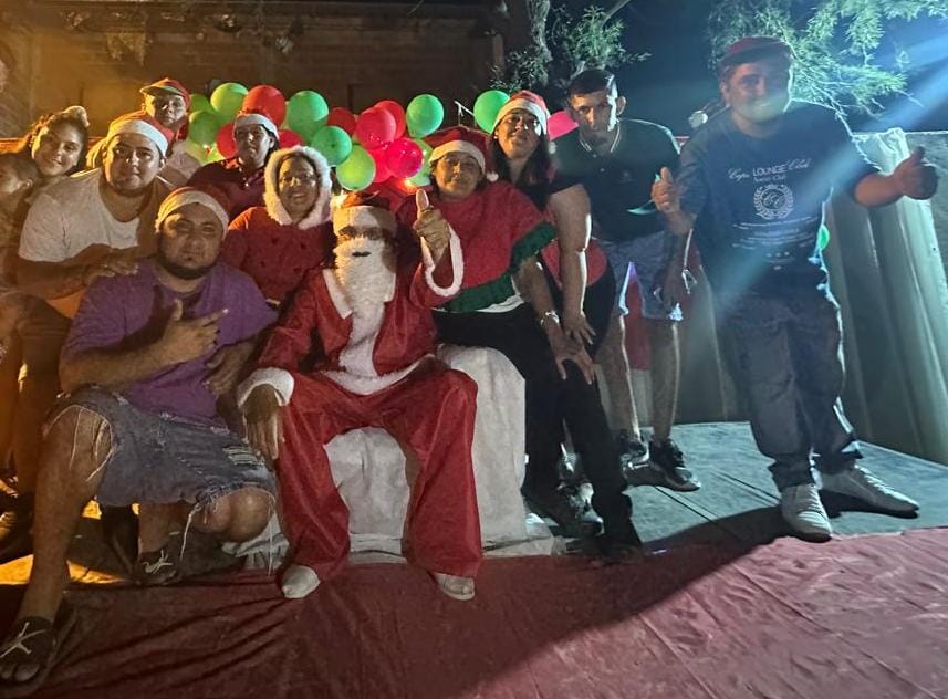 Papá Noel de caravana: la iniciativa familiar que lleva regalos y sonrisas a miles de niños por toda la ciudad