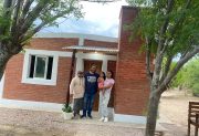 FOTOS. La asociación civil “Camino Real Upianita” entregó una nueva vivienda social a una familia de la zona