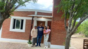 FOTOS. La asociación civil “Camino Real Upianita” entregó una nueva vivienda social a una familia de la zona
