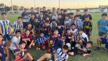 Maher Carrizo visitó la escuelita de Sarmiento y compartió una amena tarde con los chicos