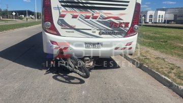 Dos policías derraparon tras ser “cerrados” por un micro: sufrieron lesiones leves