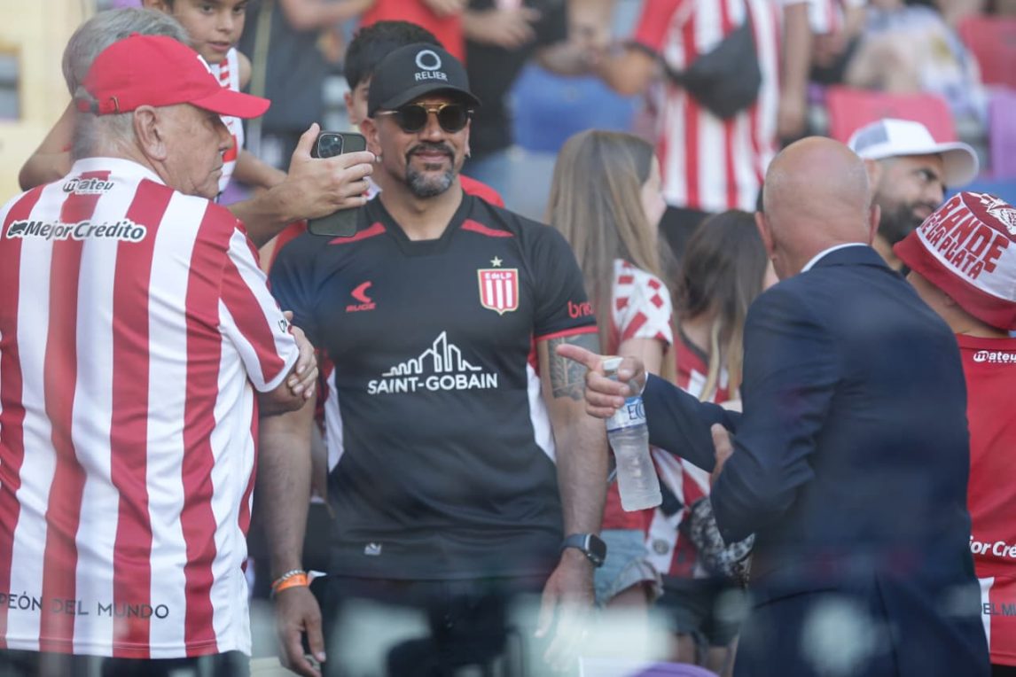 Verón, un hincha más, en la platea del Madre de Ciudades