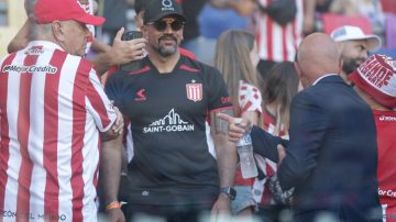 Verón, un hincha más, en la platea del Madre de Ciudades