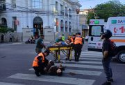 Avenida Belgrano: Motociclista y su acompañante resultaron heridos al chocar contra un auto