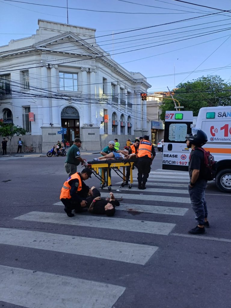 Avenida Belgrano: Motociclista y su acompañante resultaron heridos al chocar contra un auto