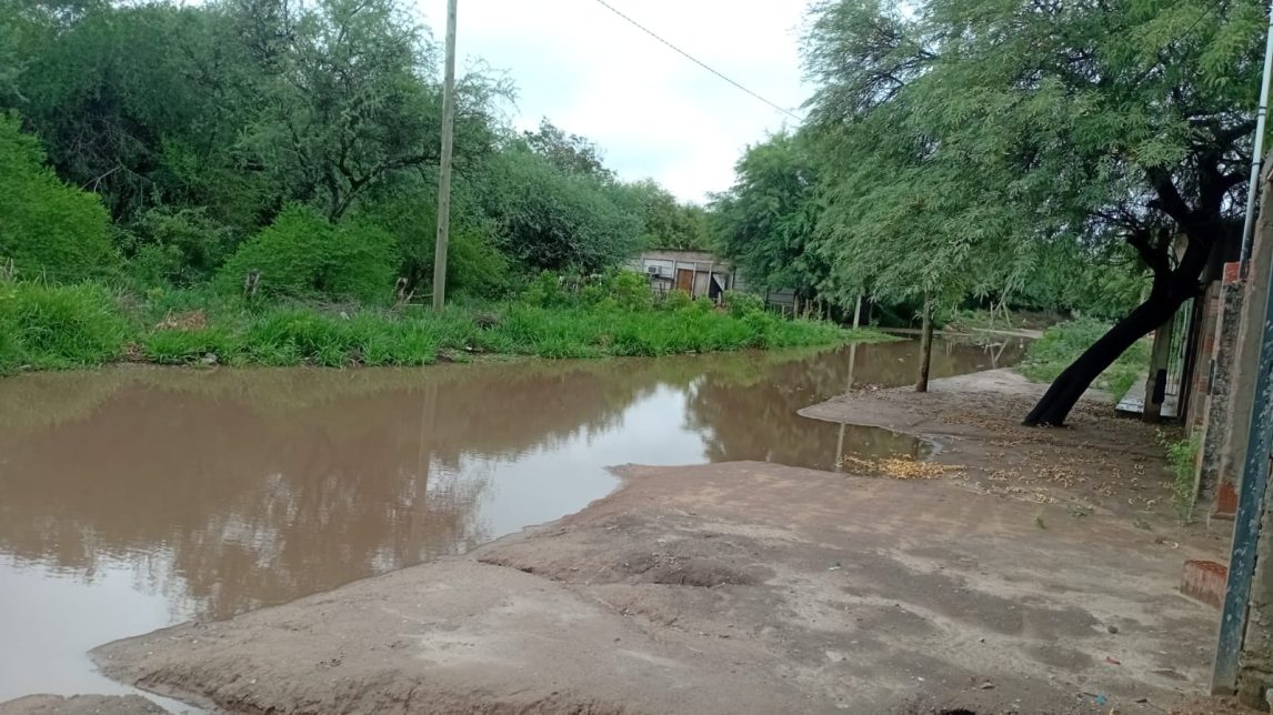El reclamo de una vecina de Los Álamos: “Cada vez que llueve quedamos aislados”