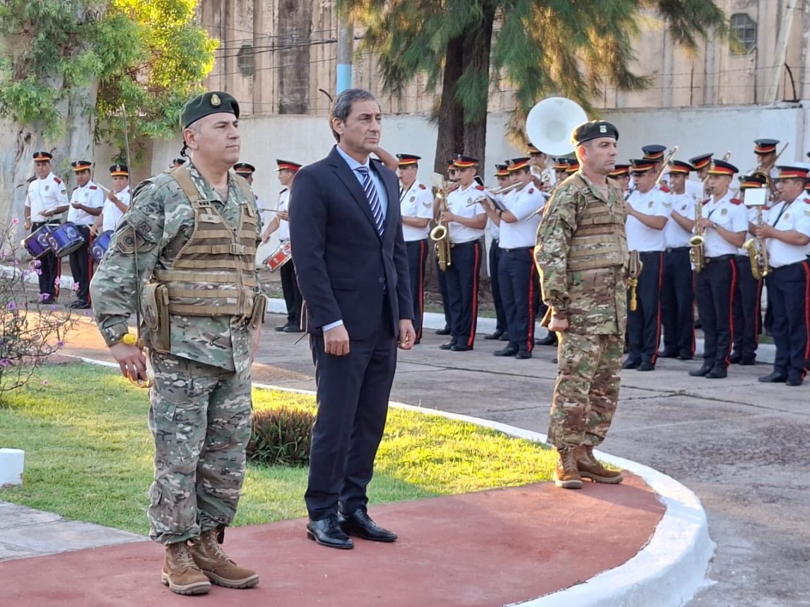 El vicegobernador asistió al cambio de jefatura en el cuartel local del Ejército Argentino