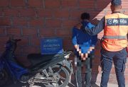En un operativo frente a la comisaría, un joven pasó en una moto robada y terminó preso