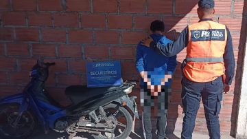 En un operativo frente a la comisaría, un joven pasó en una moto robada y terminó preso