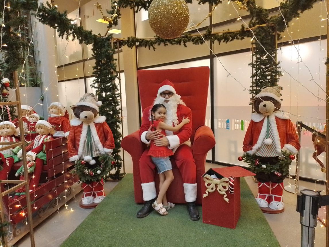 Magia navideña en el CCB: Papá Noel llega para alegrar a los más chicos