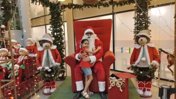 Magia navideña en el CCB: Papá Noel llega para alegrar a los más chicos