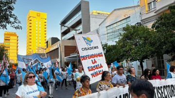 Marcha en Santiago en repudio a la reforma laboral impulsada por el Gobierno nacional