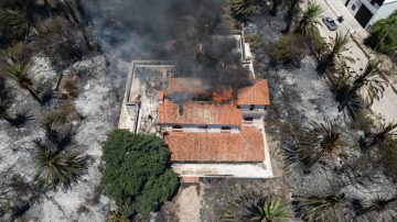 IMÁGENES IMPACTANTES | Peligro de derrumbe: así quedó la vivienda del barrio Tradición tras el incendio