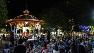 El tango se adueñó de la Plaza Libertad en una noche de gala y gran convocatoria