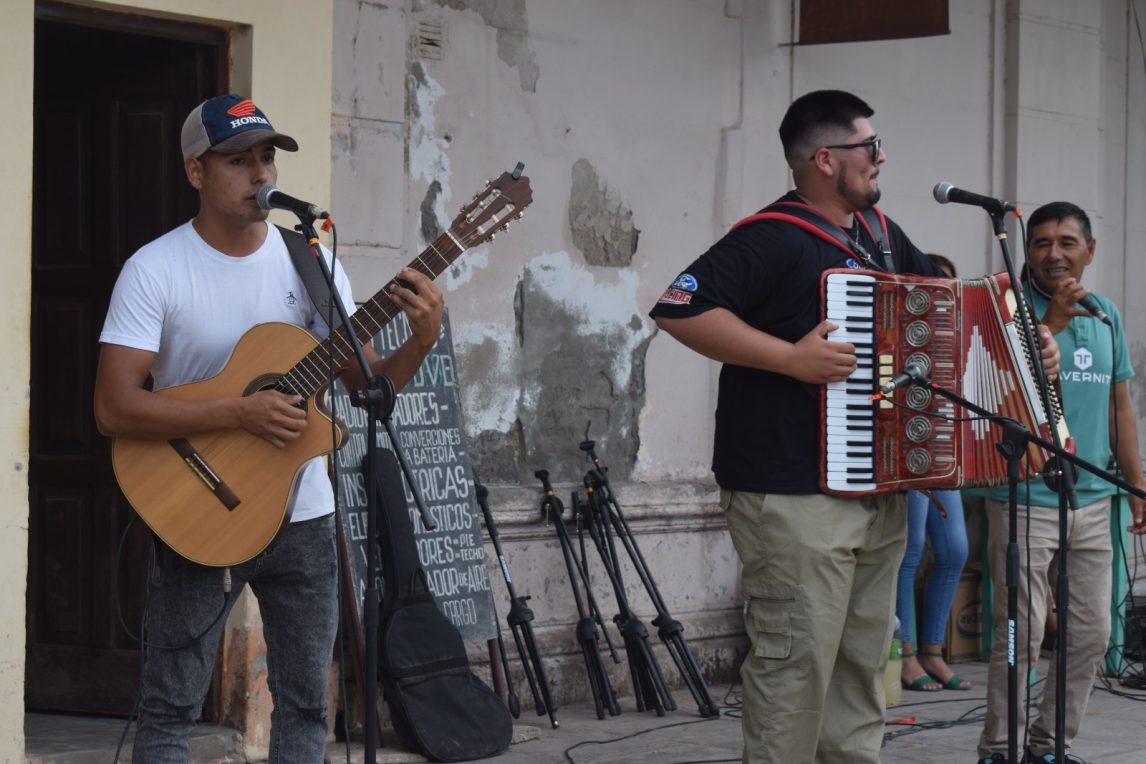 Añatuya late al ritmo de la tradición: un comienzo lleno de música, familia y sueños