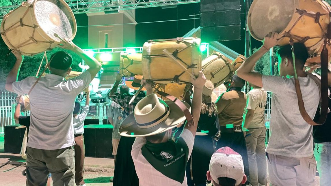 Campo Gallo latió al ritmo de los bombos en el desfile inaugural del Festival del Monte Nativo