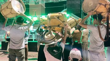Campo Gallo latió al ritmo de los bombos en el desfile inaugural del Festival del Monte Nativo