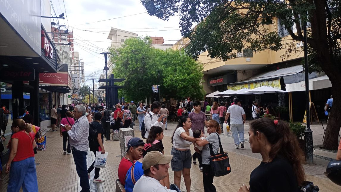 Aguinaldo, bono y compras de último momento: el centro colapsó en la previa a las fiestas