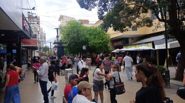 Aguinaldo, bono y compras de último momento: el centro colapsó en la previa a las fiestas