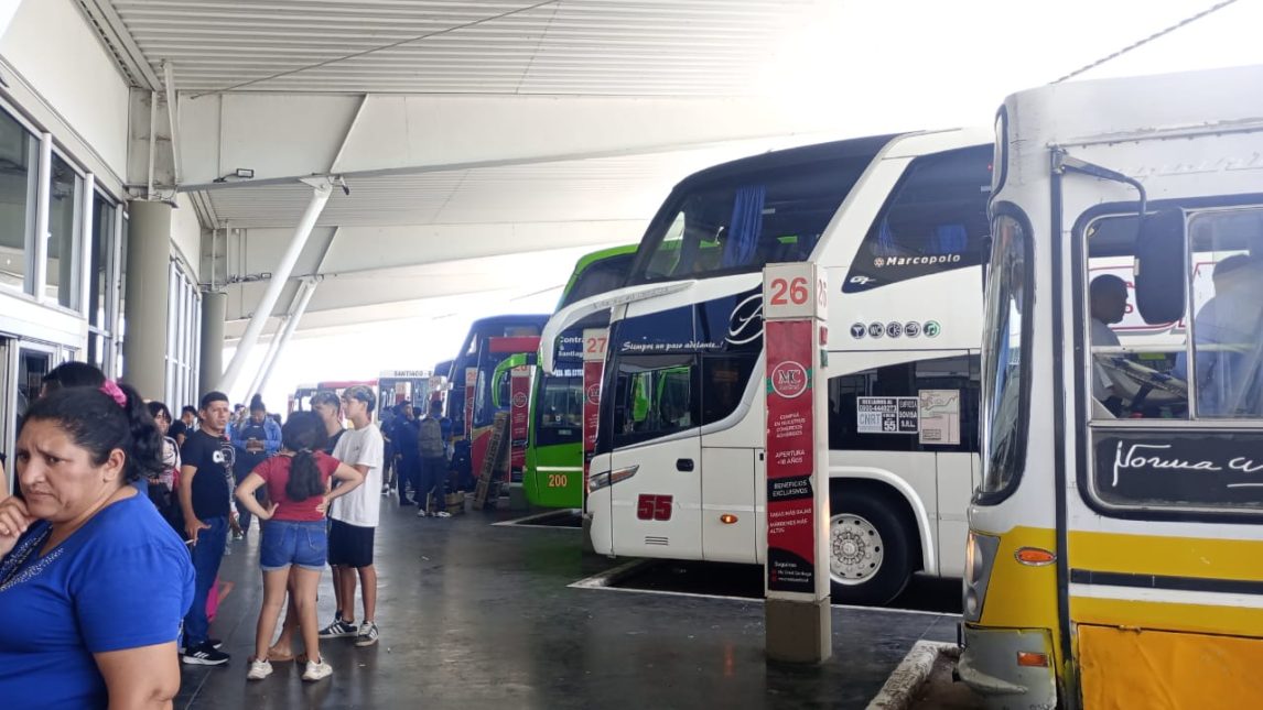 La terminal, a tope: incesante movimiento de pasajeros que “regresan al pago” para las Fiestas
