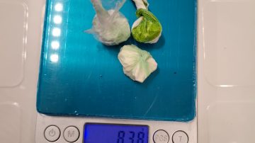 Escondió cocaína y casi 400 pastillas en un bóxer para dejar a un preso