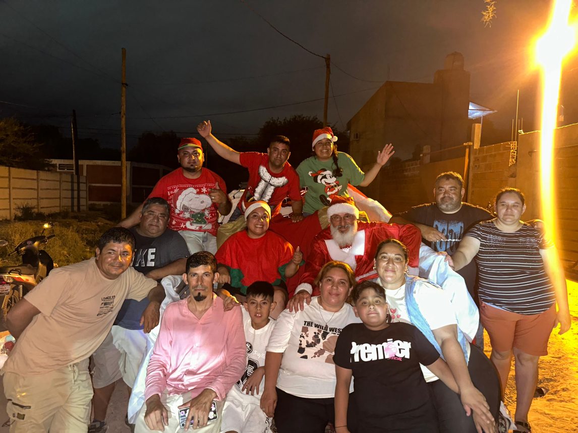 Locura navideña: Papá Noel Carabajal repartió cerca de mil regalitos en su tradicional caravana por los barrios