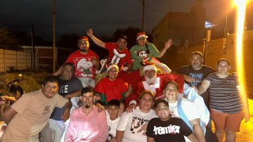 Locura navideña: Papá Noel Carabajal repartió cerca de mil regalitos en su tradicional caravana por los barrios